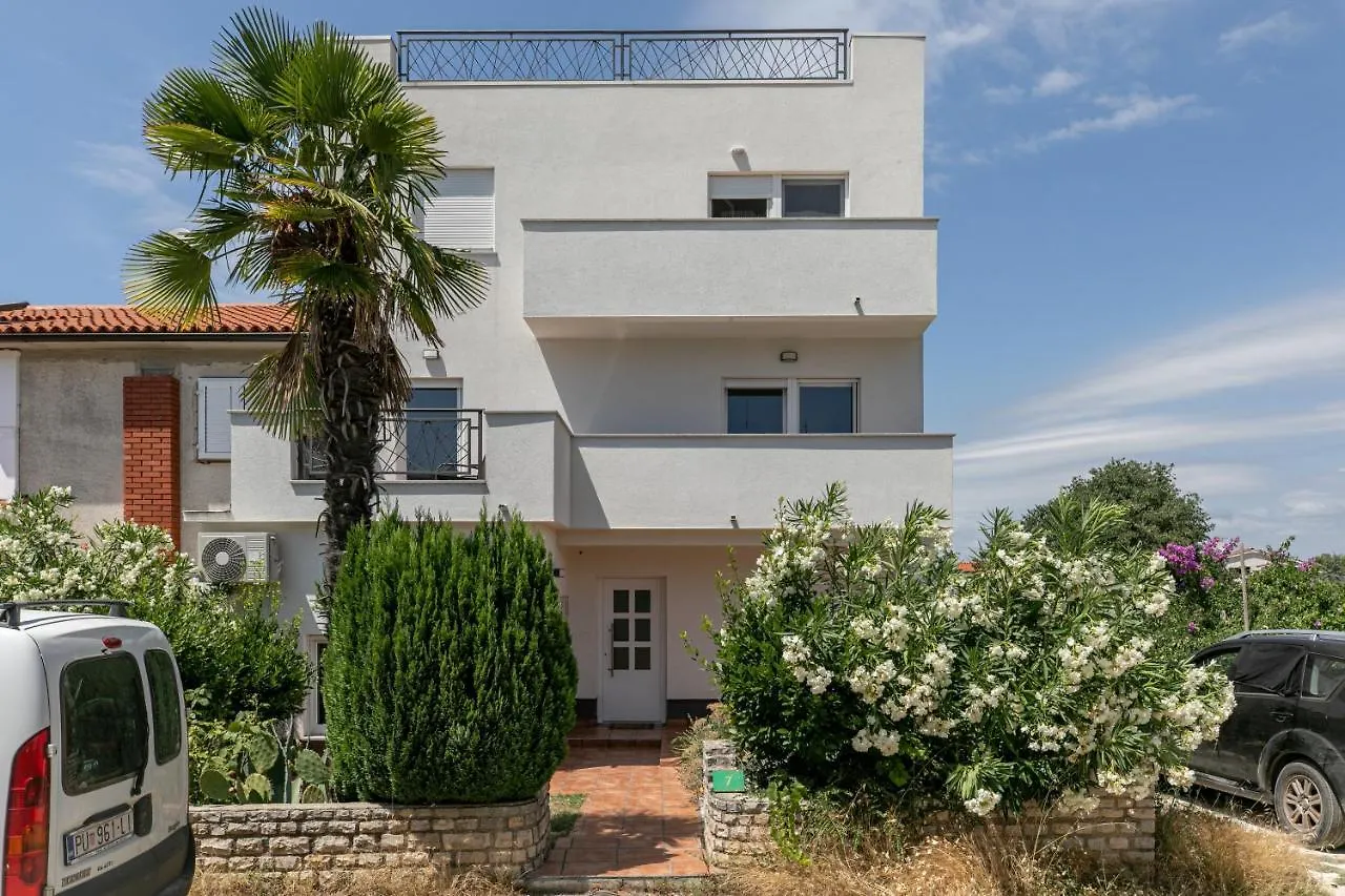 Apartments Korana Pula 0*,